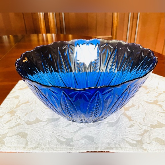 Royal blue cobalt blue glass deep serving bowl 24cm top diameter leaves pattern - Picture 3 of 15